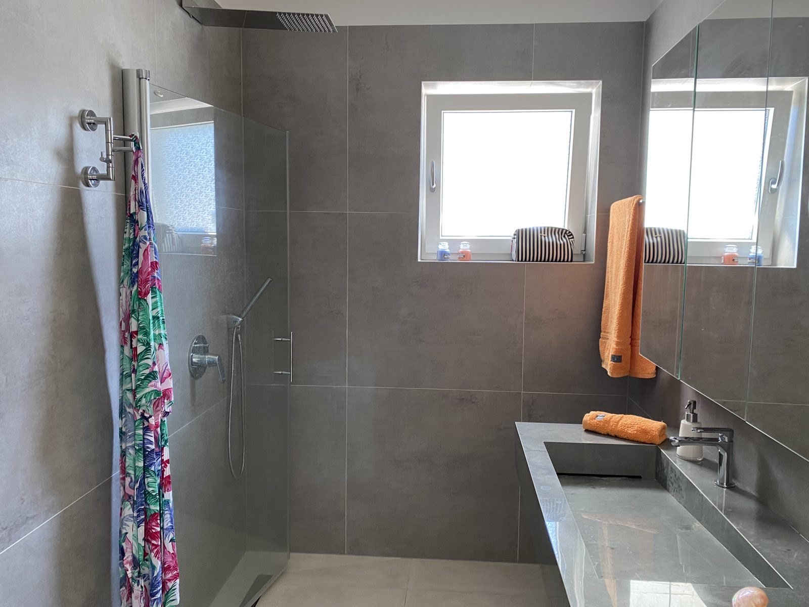 Luxuriöses Marmorbadezimmer mit freistehender Badewanne in Privatvilla Istrien Kroatien