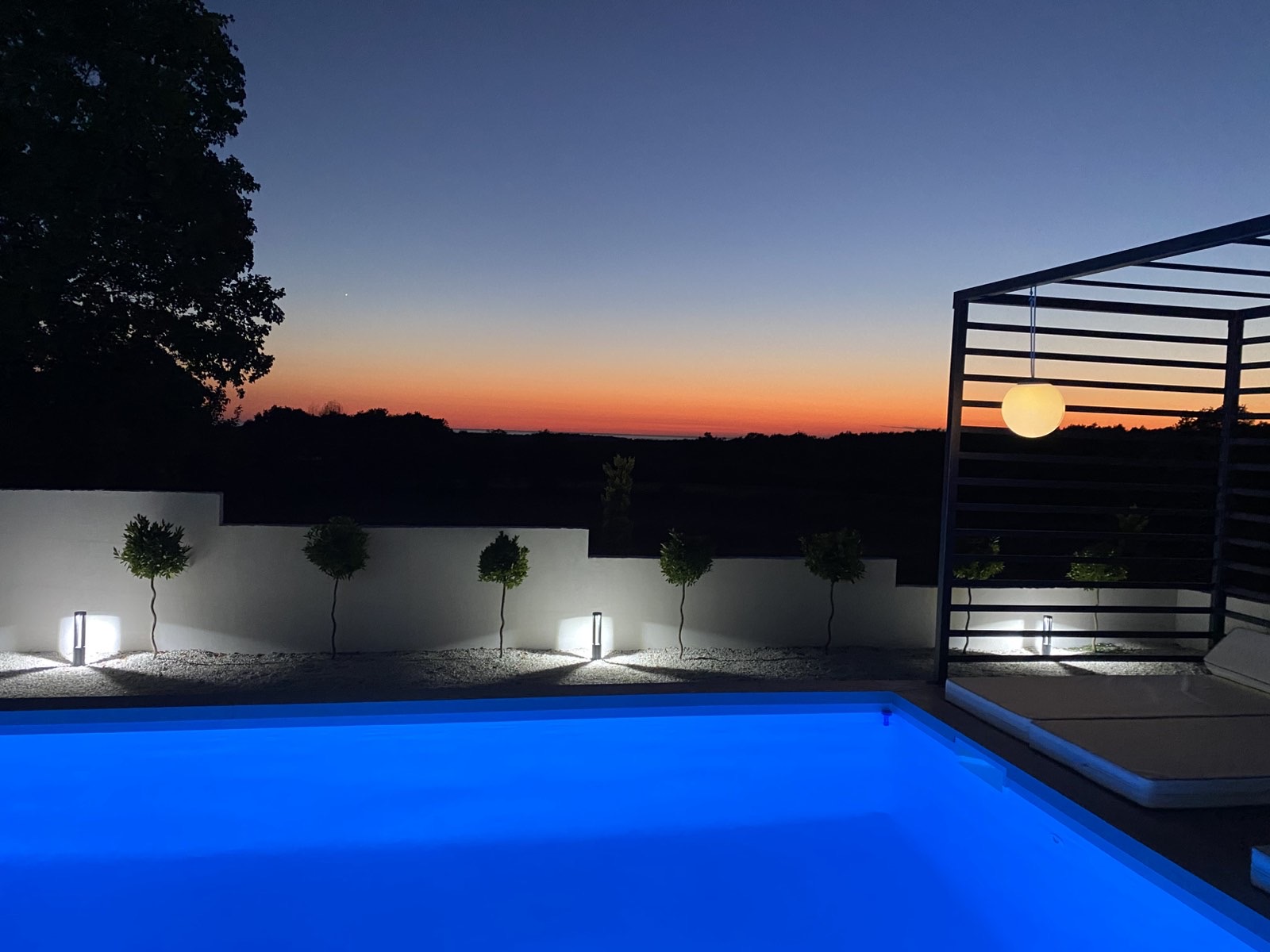 Osvijetljeni privatni bazen u sumrak s mediteranskim vrtom i pergolom, Villa Valhalla, Istra, Hrvatska